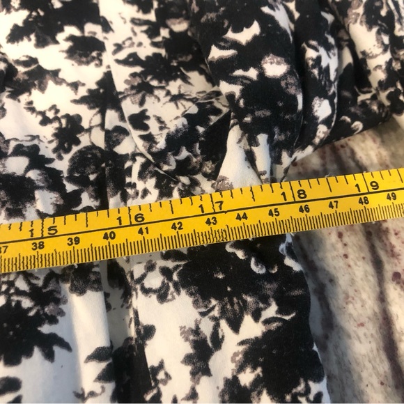 Black and White Floral Patterned Blazer - Picture 4 of 5